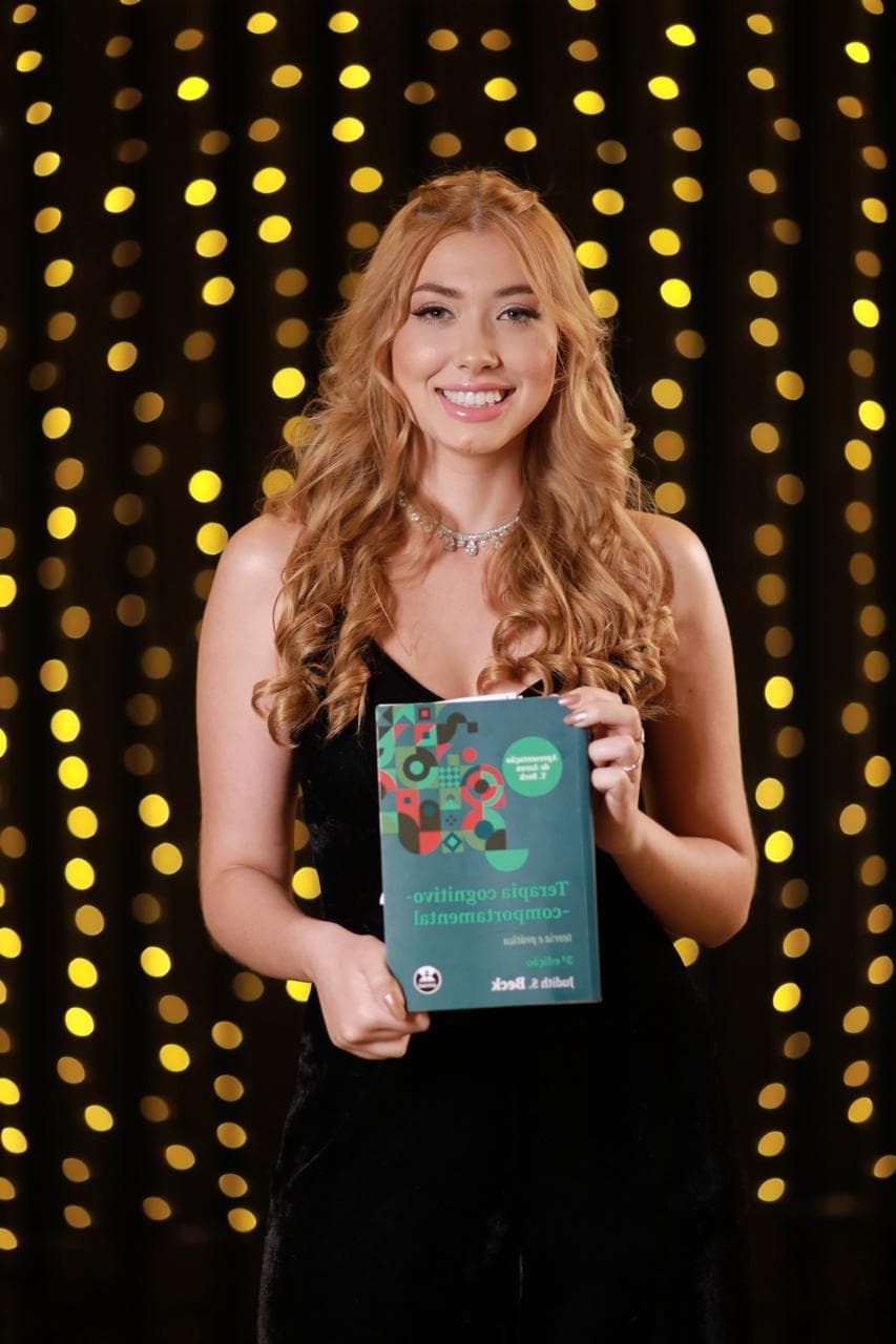 Laís Muassab em atendimento clínico